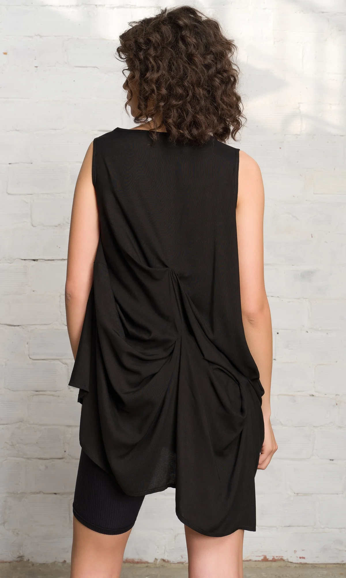 Sleeveless Тop With Rich Drapes - Image 3