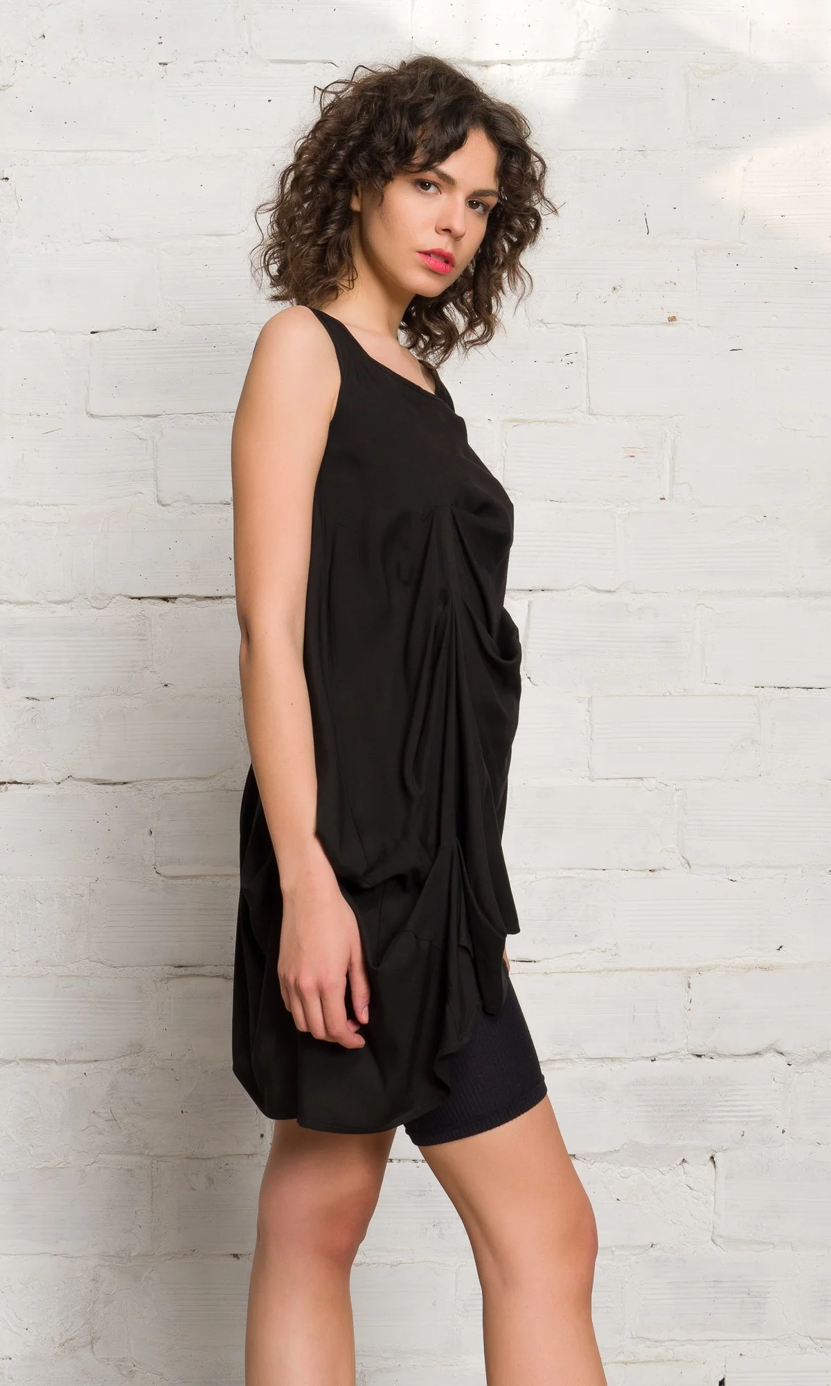 Sleeveless Тop With Rich Drapes - Image 4