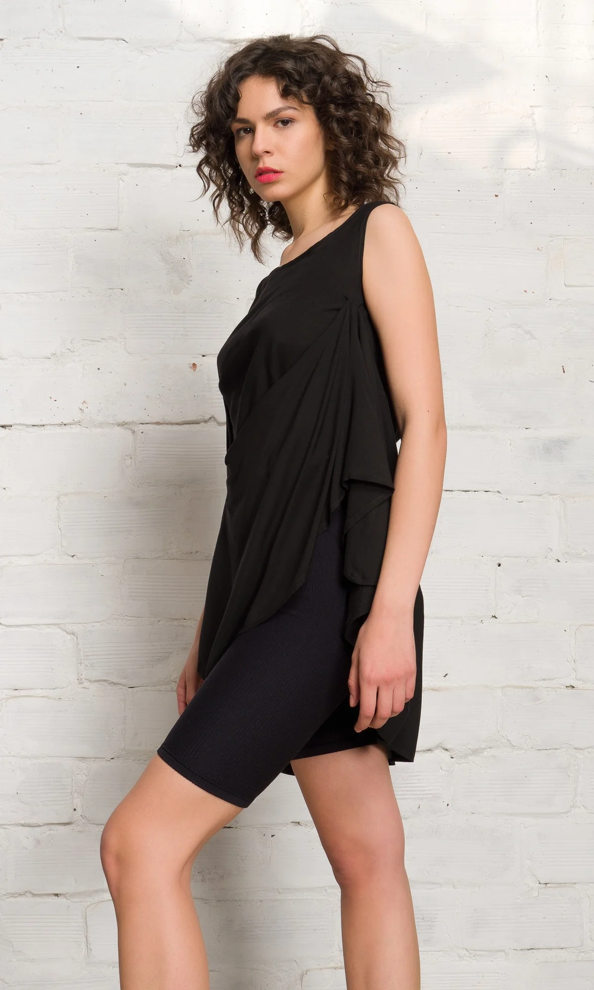 Sleeveless Тop With Rich Drapes - Image 5