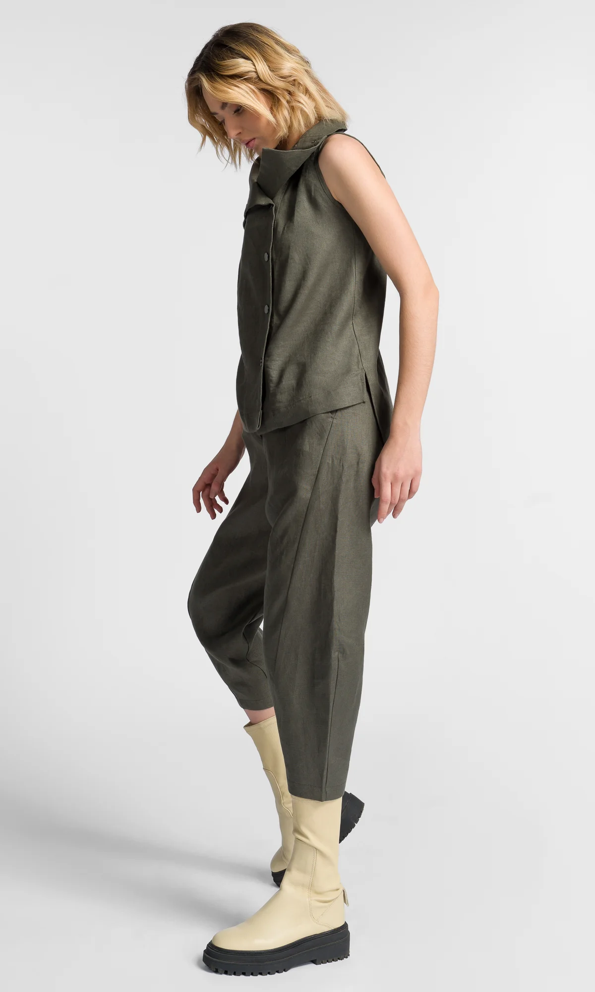 Sleeveless Buttoned Linen Top - Image 10