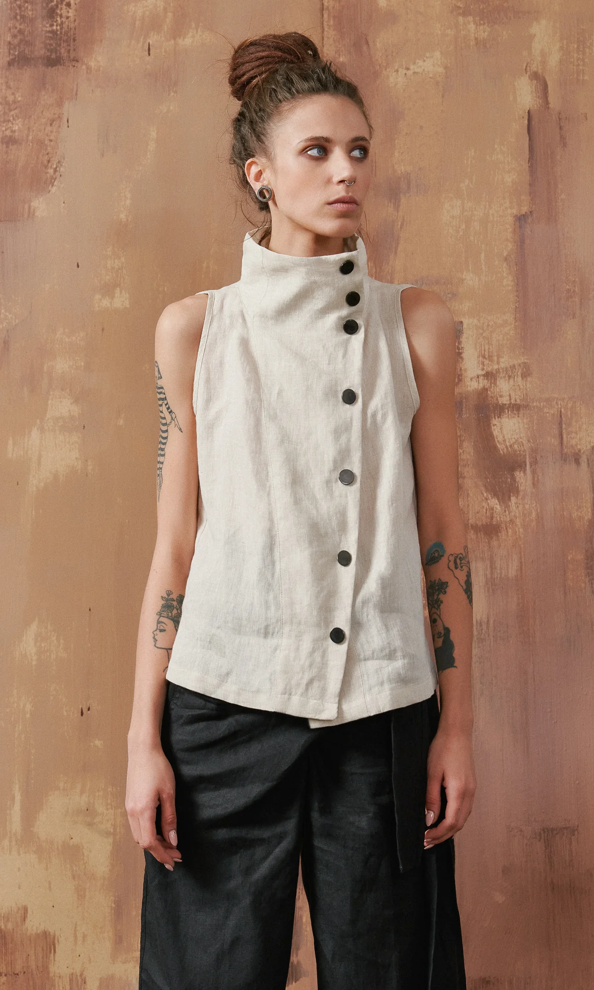 Sleeveless Buttoned Linen Top - Image 4