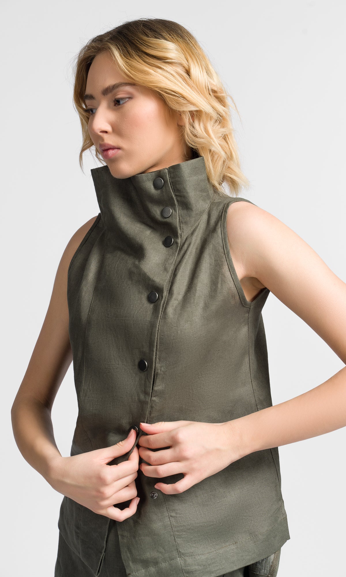Sleeveless Buttoned Linen Top - Image 4