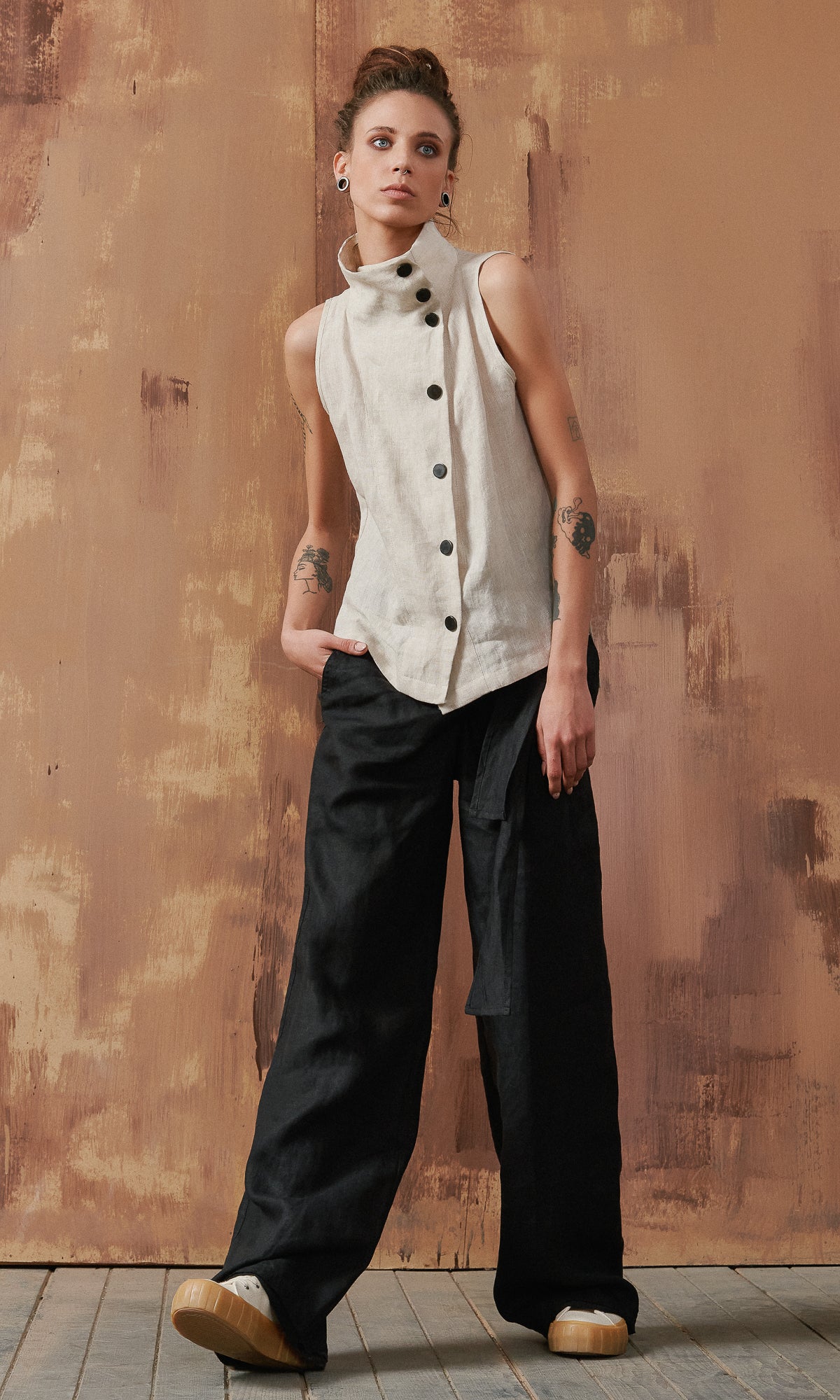 Sleeveless Buttoned Linen Top - Image 8