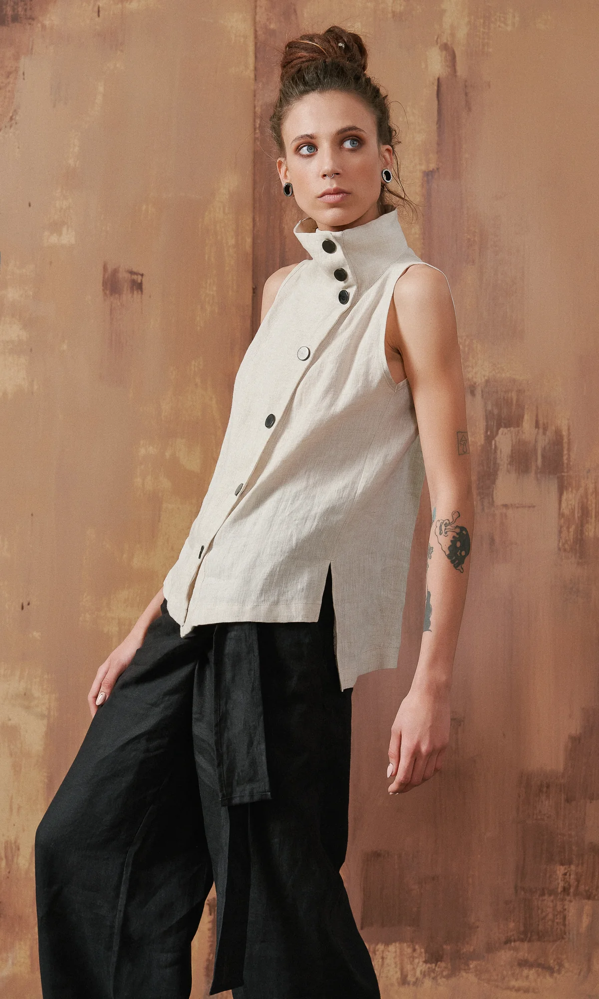 Sleeveless Buttoned Linen Top - Image 9