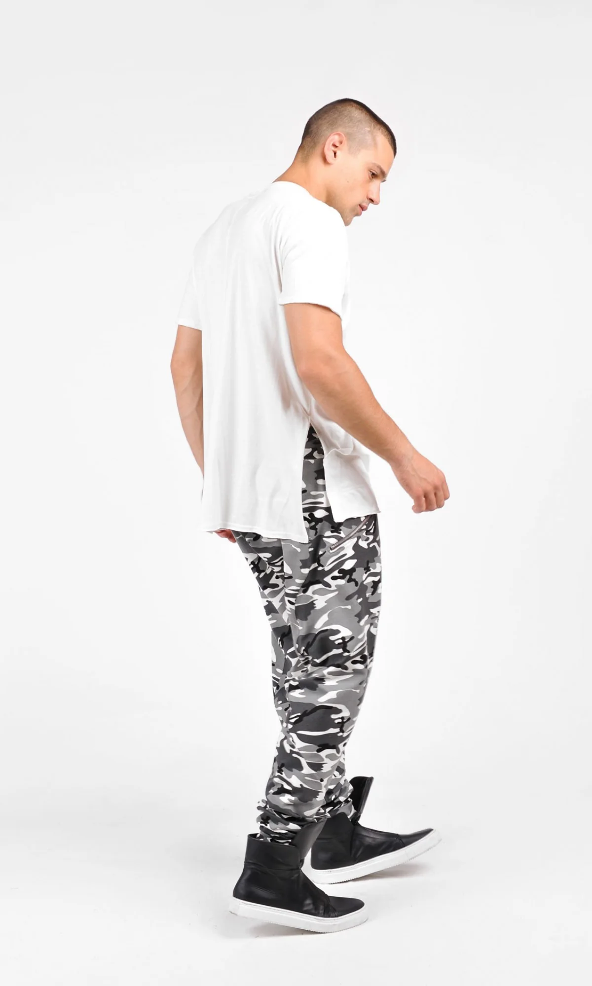 T-shirt with Front Pockets - Image 6