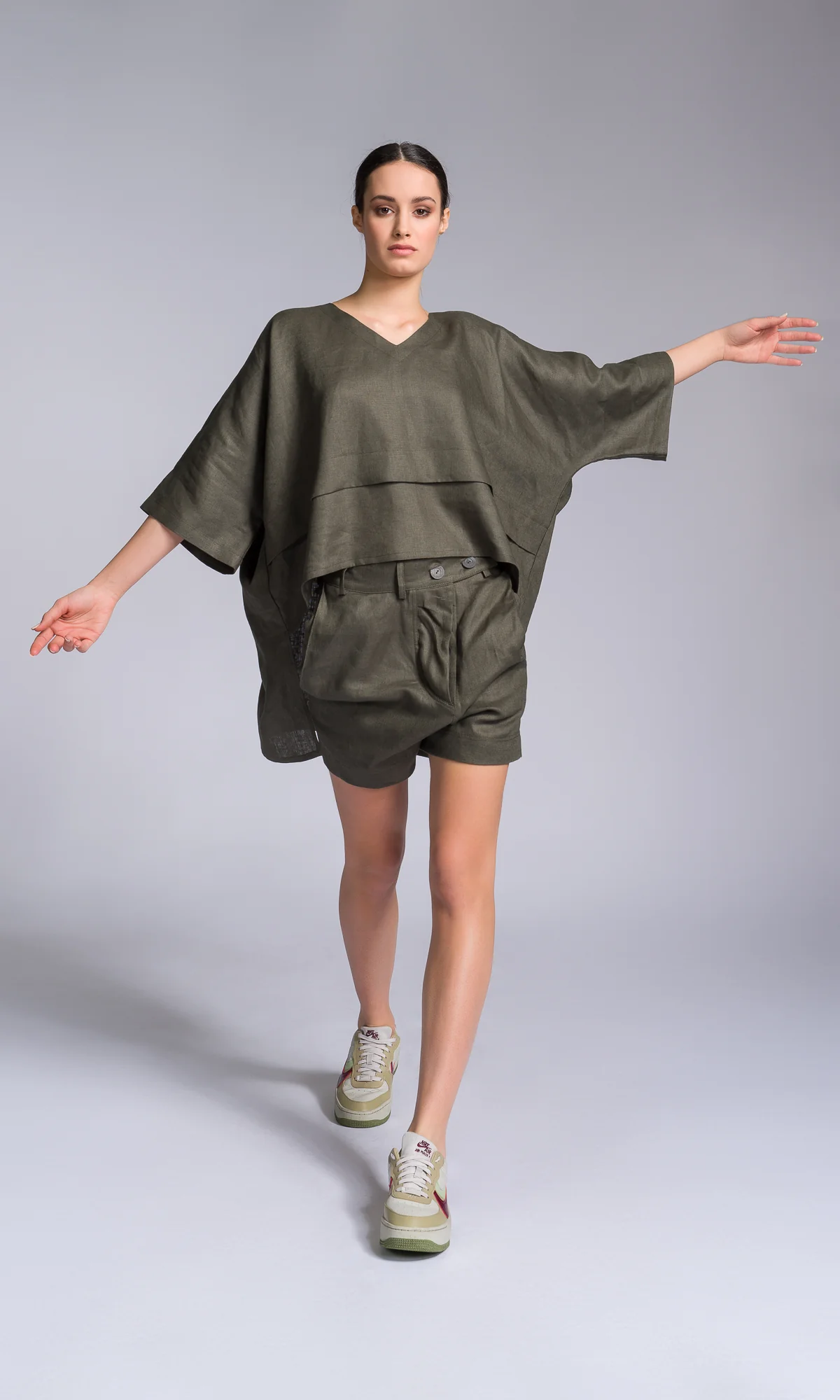 Two-piece Set of Linen Kimono Blouse and Twisted Shorts - Image 5